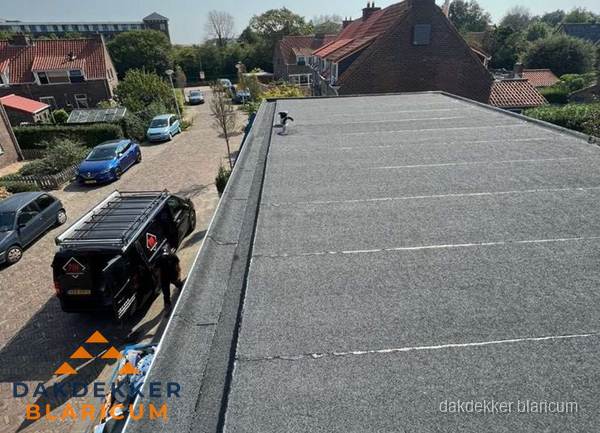 Nieuw bitumen plat dak met uitzicht over woonwijk in Blaricum Nieuw bitumen plat dak met uitzicht over woonwijk in Blaricum