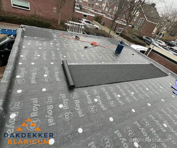 Dakrenovatie plat dak met bitumen dakbedekking in Blaricum Dakrenovatie plat dak met bitumen dakbedekking in Blaricum
