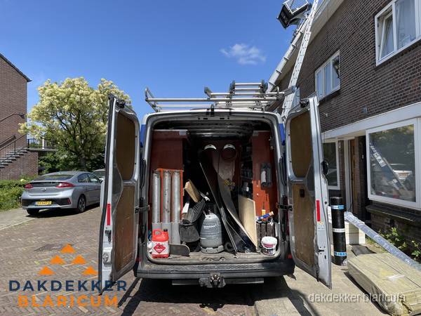 Spoed dakdekker bus met gereedschap en ladder bij woning in Blaricum Spoed dakdekker bus met gereedschap en ladder bij woning in Blaricum