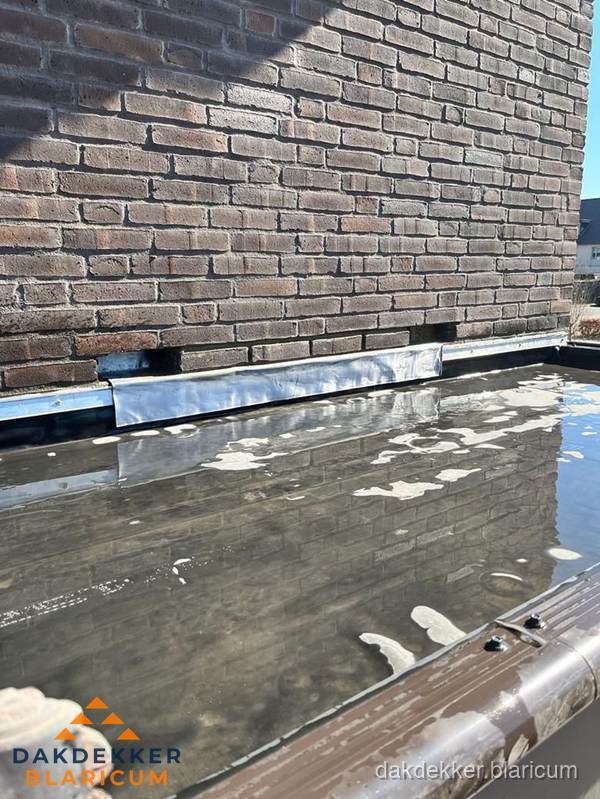 Stilstaand water op plat dak door slechte afwatering in Blaricum Stilstaand water op plat dak door slechte afwatering in Blaricum