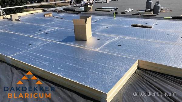 PIR isolatieplaten worden gelegd op plat dak voor dakisolatie in Blaricum PIR isolatieplaten worden gelegd op plat dak voor dakisolatie in Blaricum