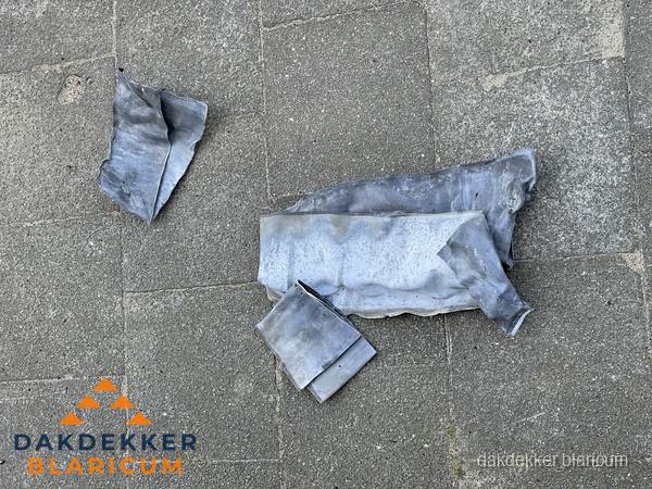 Oude verwijderde loodslabben na vervanging in Blaricum Oude verwijderde loodslabben na vervanging in Blaricum