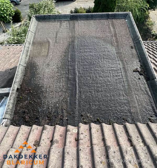 Verouderd plat dak met bitumen en slijtage voor lekkage inspectie in Blaricum Verouderd plat dak met bitumen en slijtage voor lekkage inspectie in Blaricum