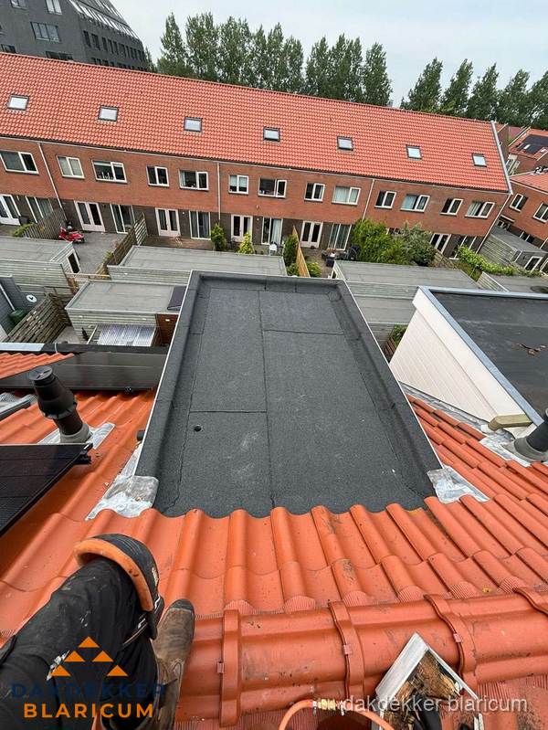 Bitumen dak reparatie op plat dak tussen dakpannen in Blaricum Bitumen dak reparatie op plat dak tussen dakpannen in Blaricum