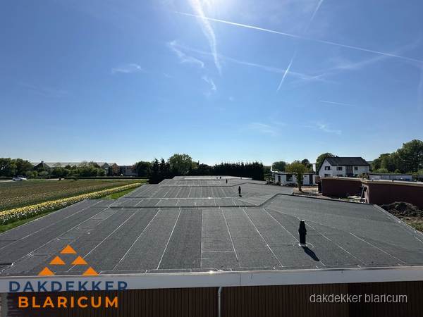 Groot plat dak met bitumen dakbedekking op bedrijfspand in Blaricum Groot plat dak met bitumen dakbedekking op bedrijfspand in Blaricum