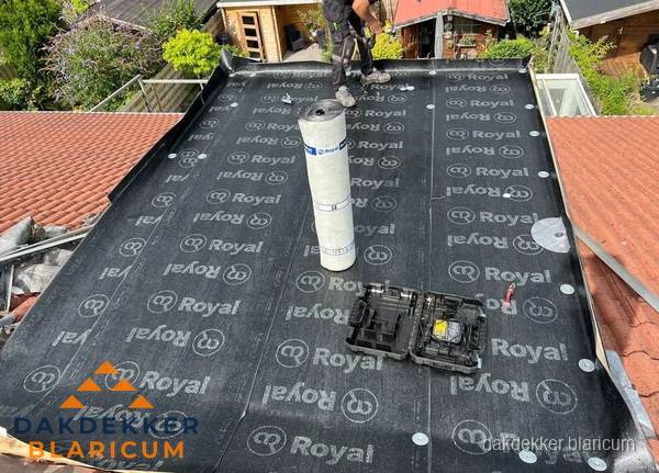 Dakrenovatie met Royal onderdak op plat dak in Blaricum Dakrenovatie met Royal onderdak op plat dak in Blaricum