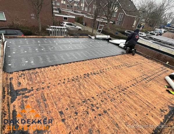 Dakdekker legt onderlaag op plat dak met houten constructie in Blaricum Dakdekker legt onderlaag op plat dak met houten constructie in Blaricum