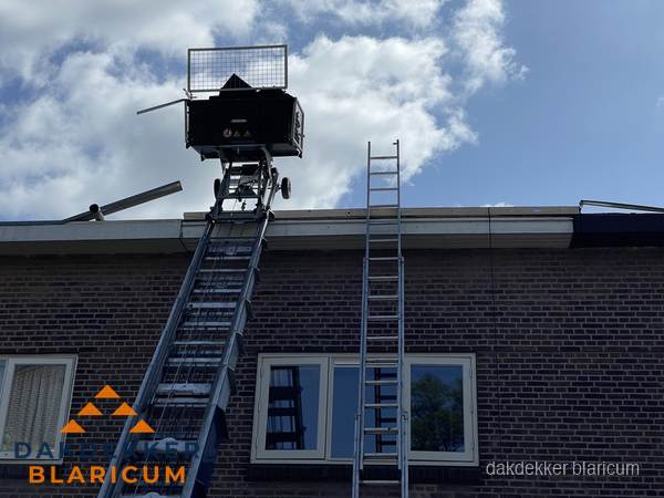 Ladderlift en ladder bij woning voor dakinspectie in Blaricum Ladderlift en ladder bij woning voor dakinspectie in Blaricum