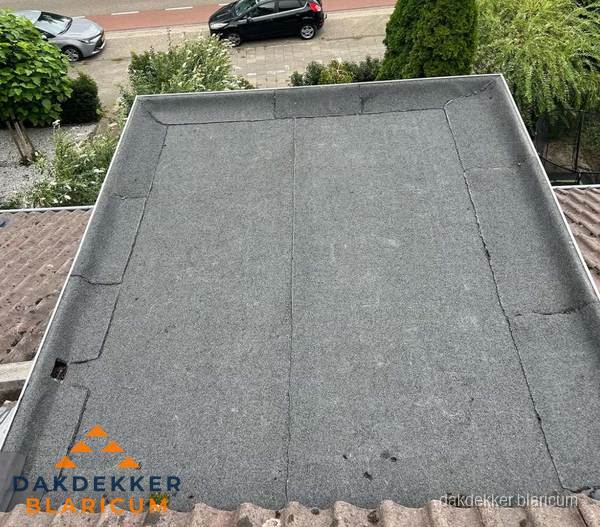Nieuw aangebrachte bitumen dakbedekking op plat dak in Blaricum Nieuw aangebrachte bitumen dakbedekking op plat dak in Blaricum